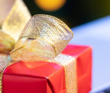 Chèques cadeaux de Noël : le guide complet du régime fiscal et social pour employeurs