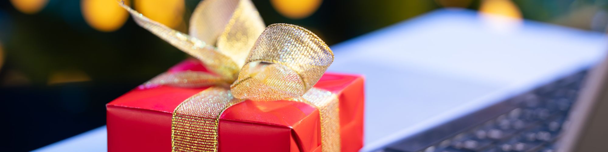 Chèques cadeaux de Noël : le guide complet du régime fiscal et social pour employeurs